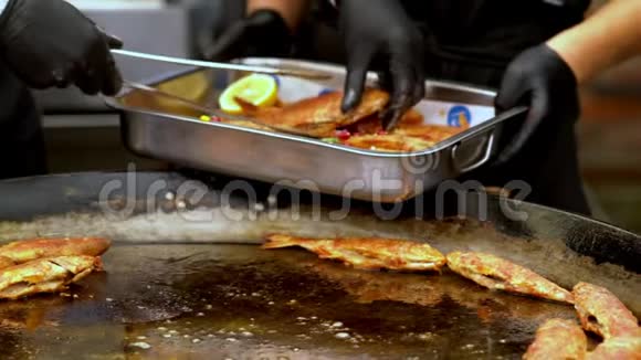 厨师把整个烤鱼从烤架上取下视频的预览图
