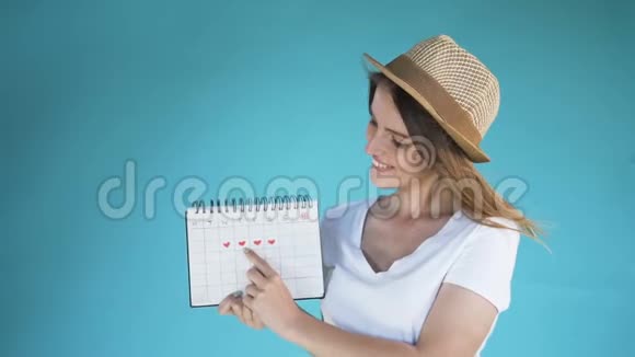 女孩在日历上算日子视频的预览图