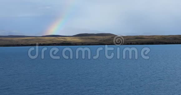 新西兰普卡基湖上空的彩虹视频的预览图