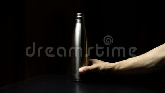 将一次性塑料瓶改为可重复使用的钢制热水瓶孤立在黑色背景上视频的预览图