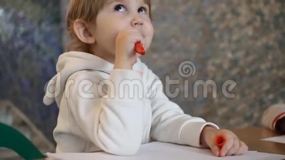 一个小女孩画在一张红色的圆圈上视频的预览图