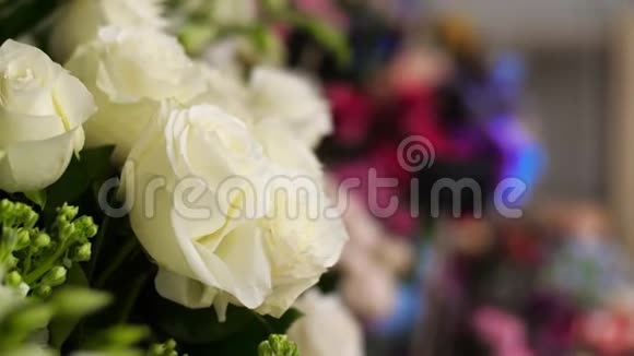 许多美丽的节日花束不同的花在一家花店准备出售花束的价格写在p上视频的预览图