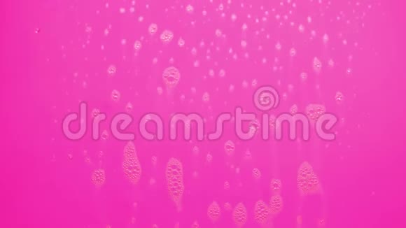 泡沫气泡从肥皂流动在粉红色的背景视频的预览图
