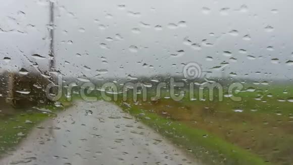 在雨中驾驶慢动作视频的预览图