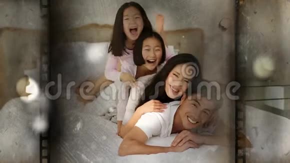 快乐的四口之家躺在床上视频的预览图