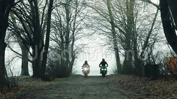 摩托车手一男一女穿过森林视频的预览图