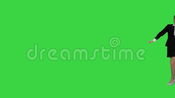 活泼迷人的女孩走过并在绿色屏幕上跳舞Chroma键视频的预览图