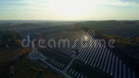 空中无人机镜头日落秋季太阳电池板农场的径向飞行视频的预览图