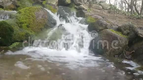 水落在岩石上视频的预览图
