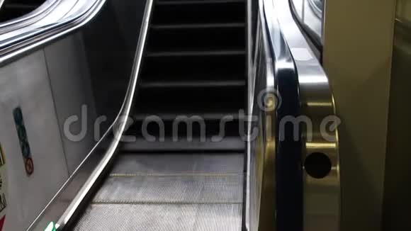 现代自动扶梯电子在机场或地铁上或下楼梯自动扶梯视频的预览图
