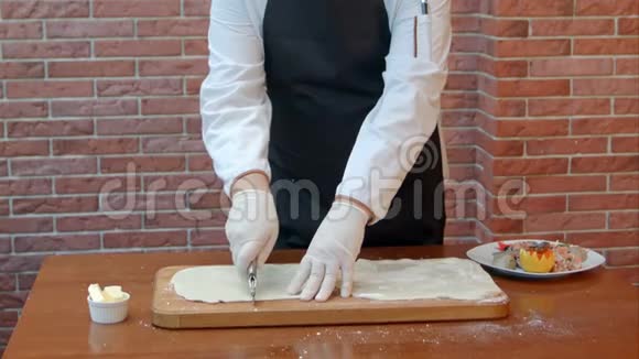 厨师用滚筒刀切面片视频的预览图