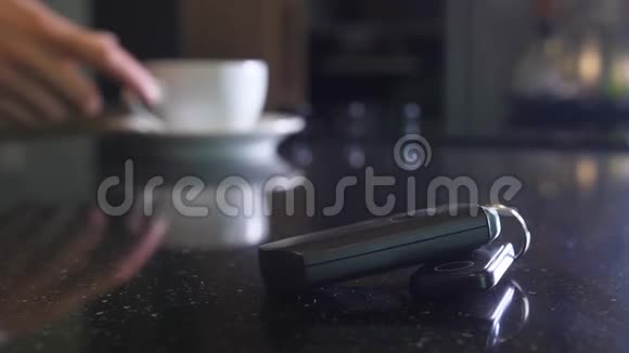前景的汽车钥匙躺在厨房表面视频的预览图