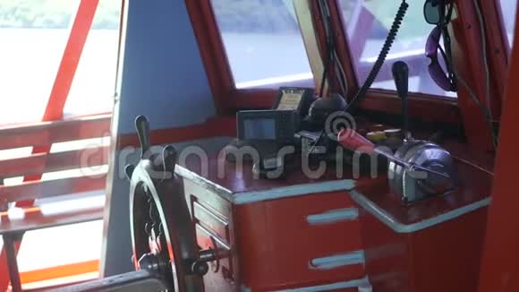 泰国亚洲渔船驾驶舱在阳光明媚的渔船上装有轮子和导航设备的空座舱视频的预览图
