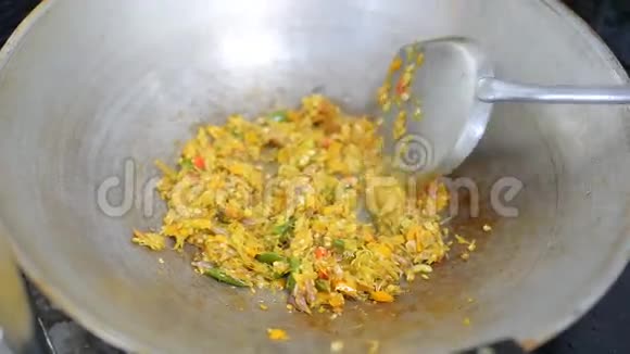 在煎锅里用黄油和洋葱大蒜炒烹饪可以防止勺子视频的预览图