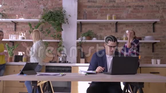 成功的商业交易办公室男性进入眼镜学习好消息在电脑和同事拥抱和喜悦视频的预览图