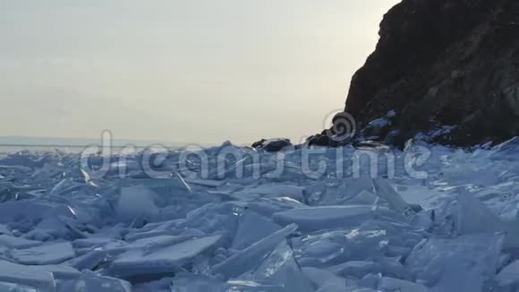 水库冰石冰面景色一览无遗视频的预览图