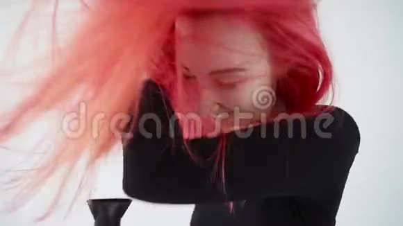 美容美发理念有着红色头发的年轻女人染发视频的预览图