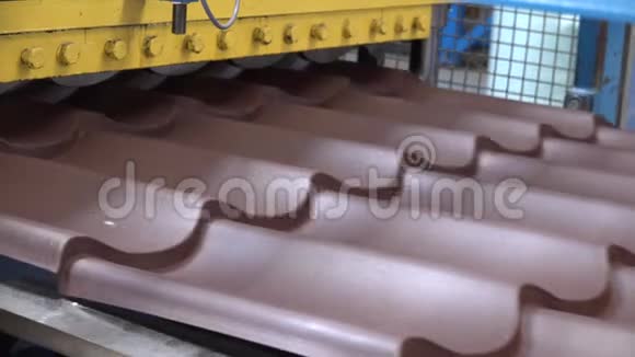 在机器上冲压屋面金属的过程屋顶材料厂视频的预览图