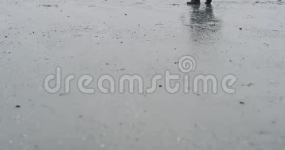 年轻人在海边下雨后愉快地探索海滩他非常伟大心情很好带着视频的预览图