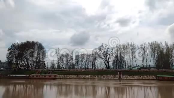 斯利那加克什米尔Jehlum河的时间推移视频的预览图