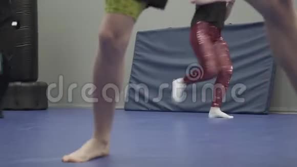 接近在健身房训练的男人和女人的脚在拳击前热身男性和女性腿视频的预览图