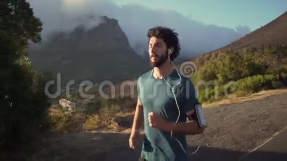 在山顶跑步的年轻男运动员视频的预览图