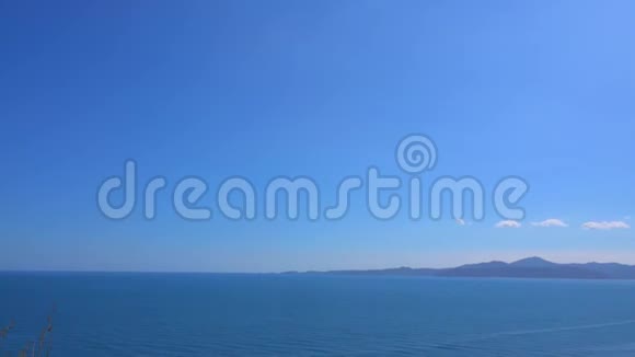 海中的地平线蓝色的薄雾中的岩石远离地中海海滩视频的预览图