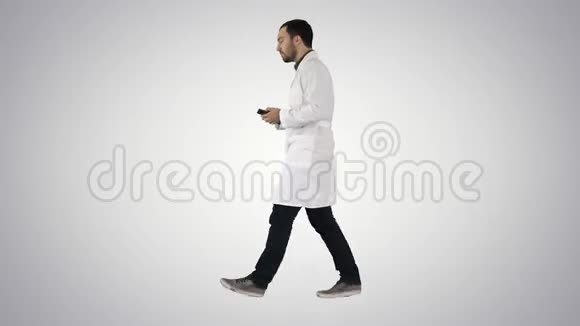 年轻的医生在渐变背景下和移动电话和步行视频的预览图