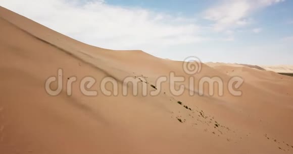 鸟瞰蒙古戈壁沙漠的khongor沙丘视频的预览图