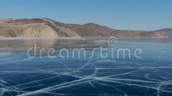 从鸟瞰阳光明媚的冰面的美景视频的预览图