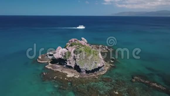 休闲船在度假胜地附近的海洋中航行夏季的鸟瞰图视频的预览图