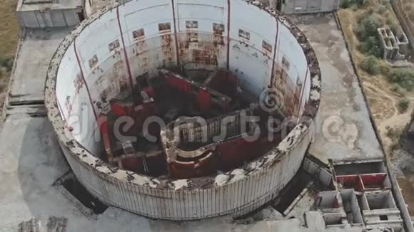 2019年8月8日在锡尔基诺市附近的一个废弃的苏联发电站的核反应堆的房间视频的预览图