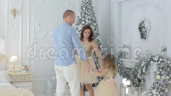 一家人在跳舞视频的预览图