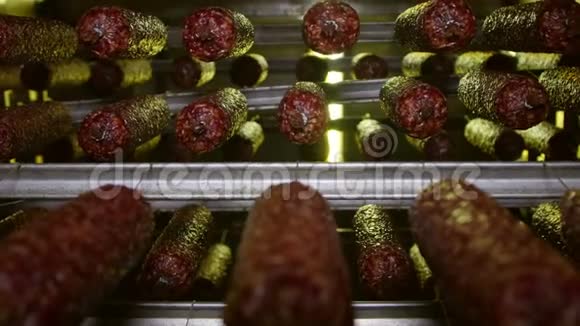 熏香肠腊肠肉加工厂的腊肠视频的预览图