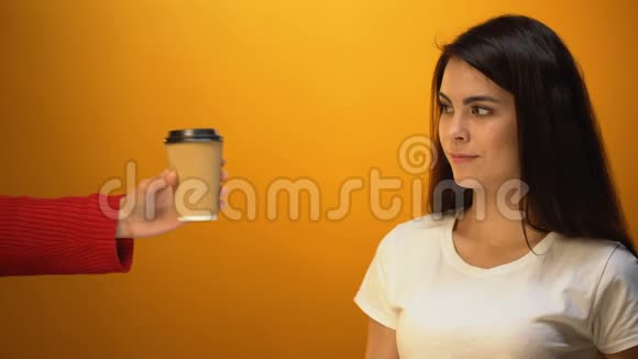 女孩拒绝一次性杯子赞成可重复使用的热水瓶塑料污染视频的预览图