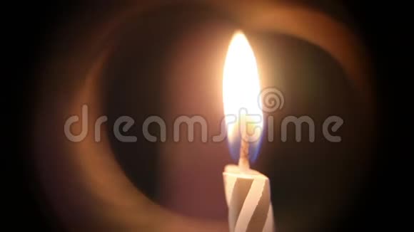 一个特写的节日蜡烛火焰美丽的倒影围绕着火然后火焰熄灭宏观视频的预览图