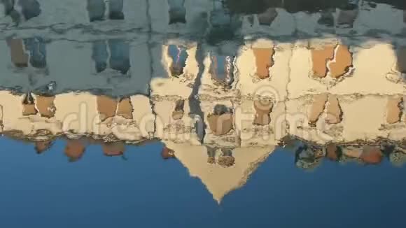 水中建筑物的反射视频的预览图