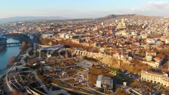 格鲁吉亚第比利斯市中心4k空中全景春天日出在城里视频的预览图