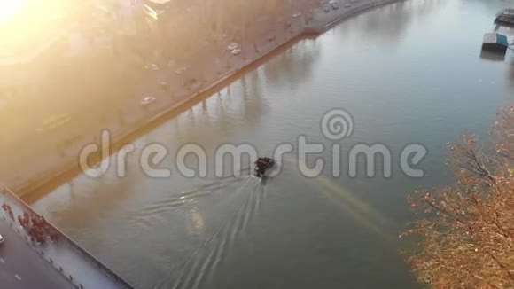格鲁吉亚第比利斯河上的4k空中观景摩托艇视频的预览图