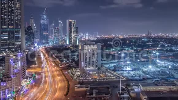 迪拜市区的建筑活动起重机和工人夜间时间阿联酋视频的预览图