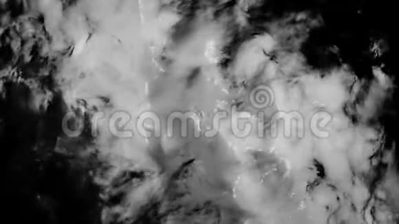黑白液体表面带小波无缝环动画抽象暗油表面的俯视图视频的预览图