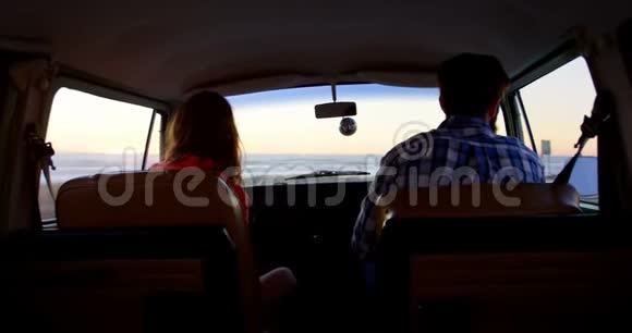 双人驾驶面包车后景视频的预览图
