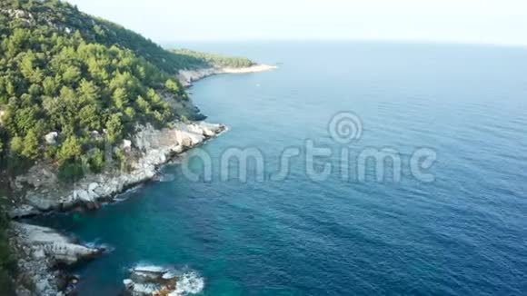 蓝色海水的美丽岩石海岸线的镜头视频的预览图