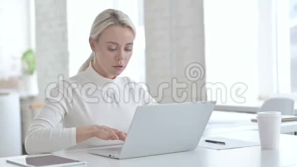 雄心勃勃的年轻女商人在笔记本电脑上工作视频的预览图