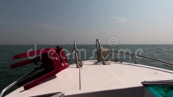 体验翻过海浪的快艇视频的预览图