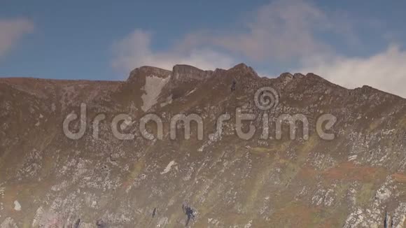 跟踪拍摄陡峭的景观和海浪视频的预览图