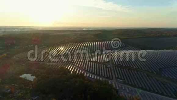 空中无人机镜头日落秋季太阳电池板农场的径向飞行视频的预览图