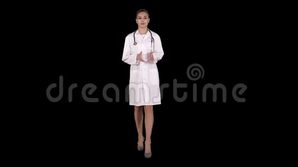 女性治疗师咨询阿尔法频道视频的预览图