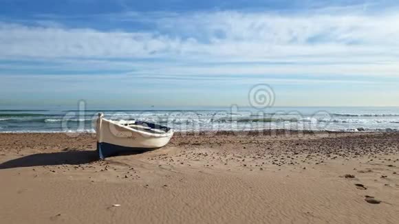 沙滩上孤独的木船视频的预览图