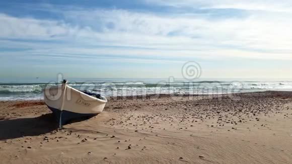 沙滩上孤独的木船视频的预览图